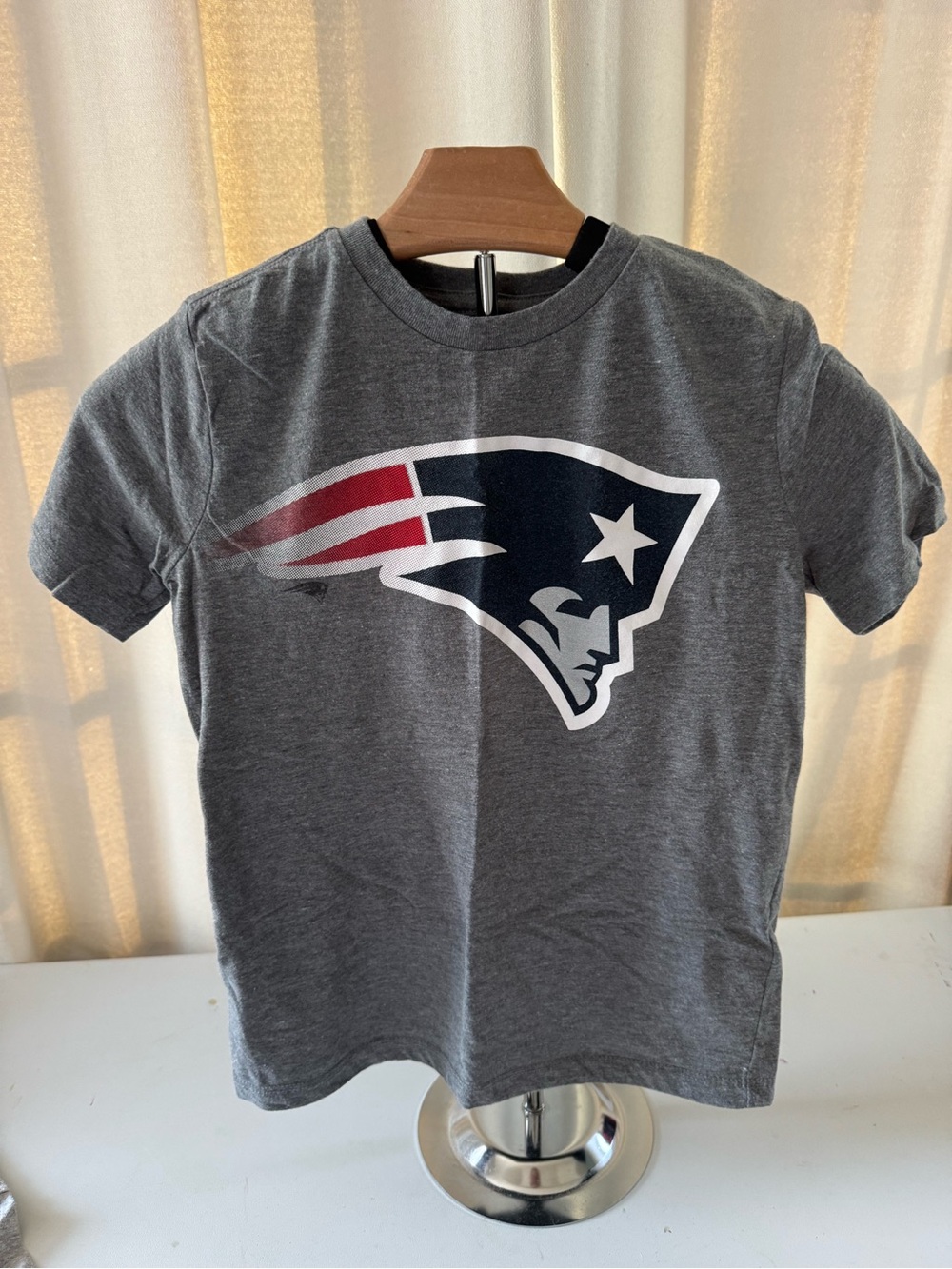 Kid’s New England Patriots Gray Short-Sleeve Team Logo T-Shirt and Blue Shirt